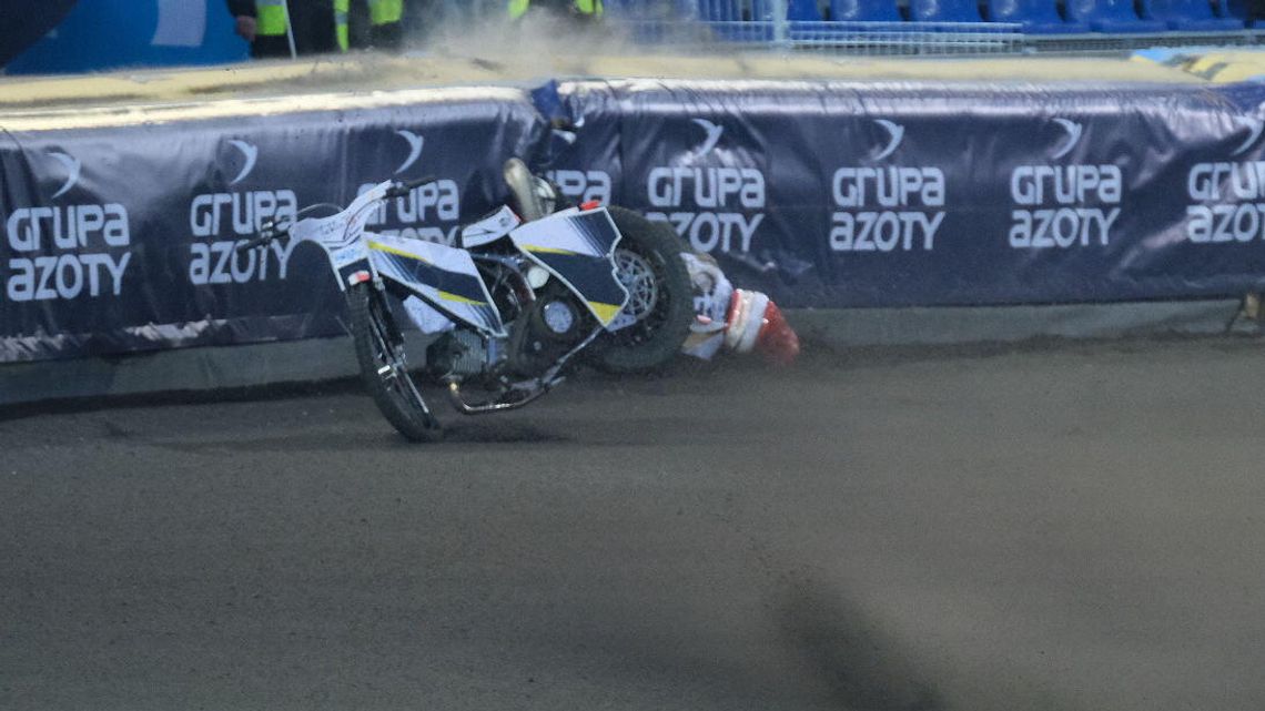 Katastrofalny upadek Andreasa Jonssona. Karetka na torze