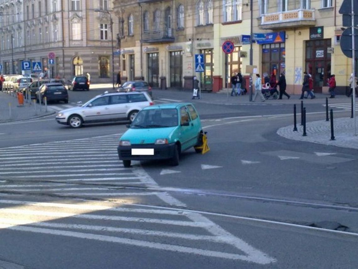 Katowice: Zostawił samochód na środku skrzyżowania (wideo)