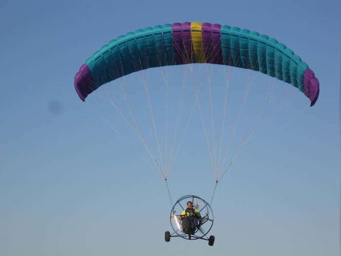 Kawęczyn: Paralotniarz zaczepił o linie energetyczne i spadł