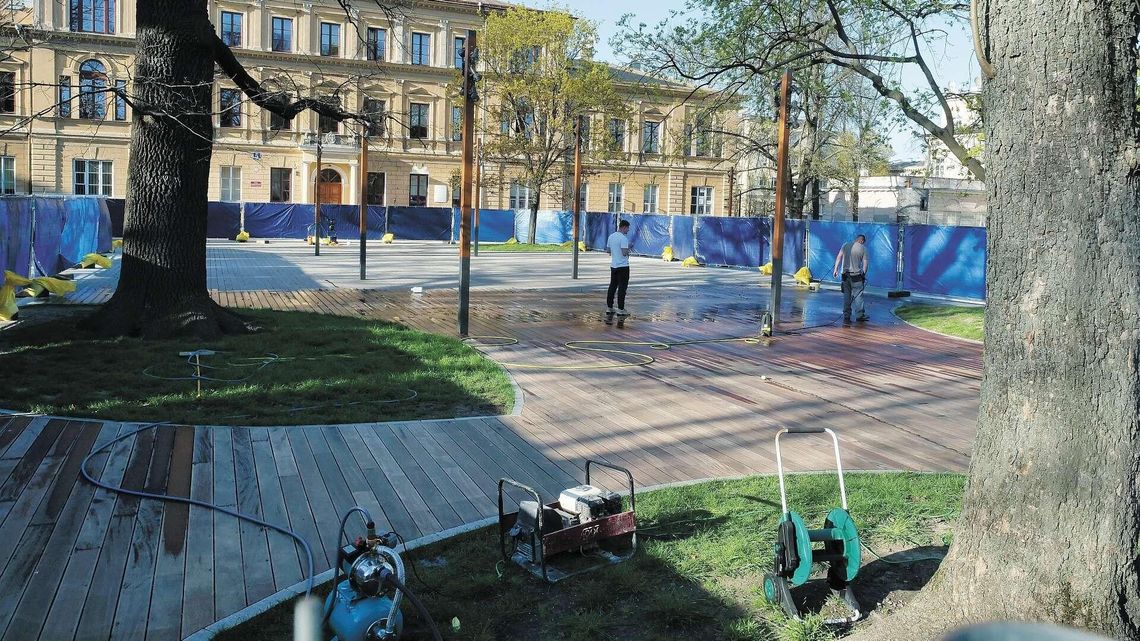 Kawiarnia na pl. Litewskim. Dwóch do prowadzenia kafejki przy fontannie