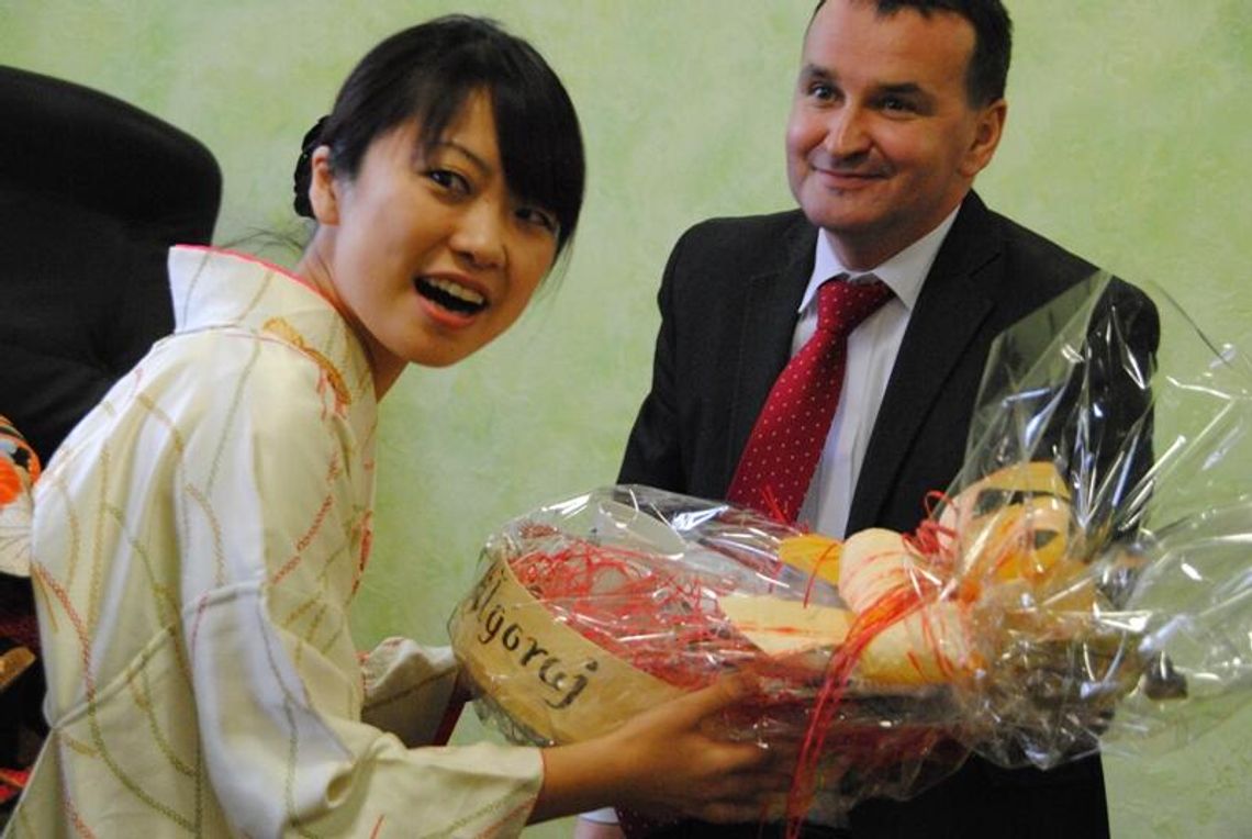 Kayo Takase u dzieci z Zespołu Szkoły Podstawowej i Gimnazjum w Gromadzie