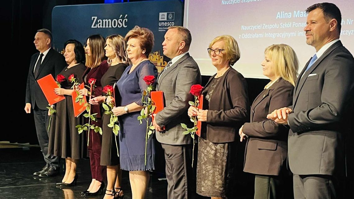 Każdemu po równo. Prezydent nagrodził nauczycieli z okazji ich święta (lista) Każdemu po równo. Prezydent nagrodził nauczycieli z okazji ich święta (lista)