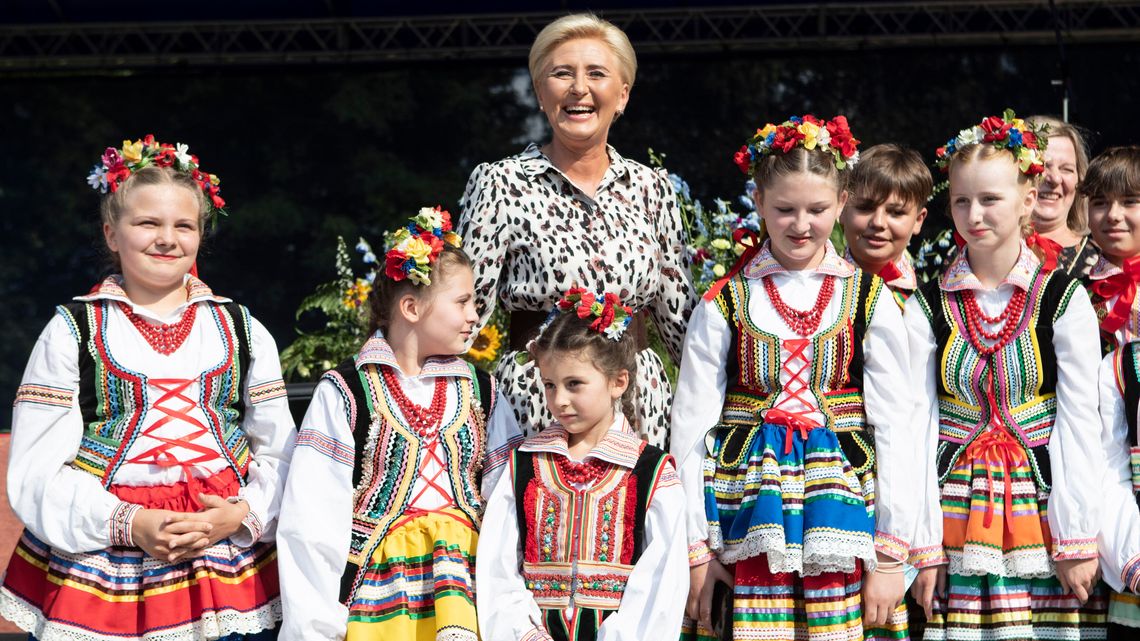 Każdy chciał zdjęcie z żoną prezydenta. Agata Kornhauser-Duda w Mniszku