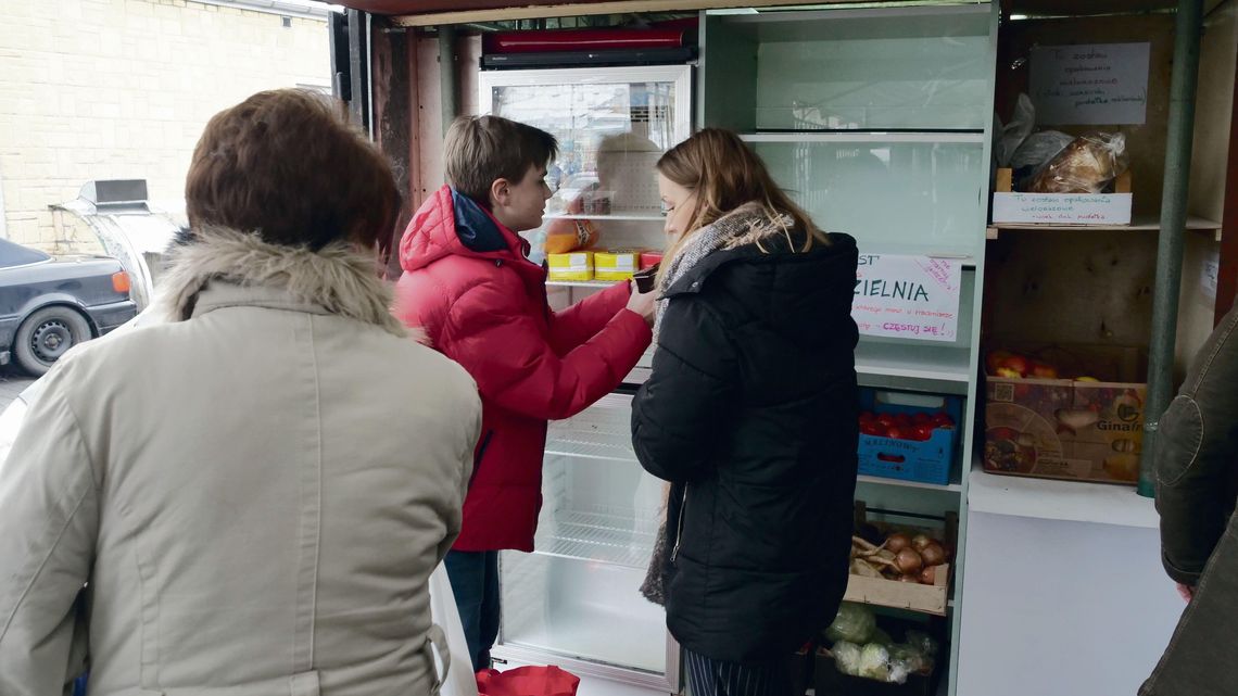 Każdy może zostawić tu jedzenie. Jadłodzielnia cieszy się powodzeniem Każdy może zostawić tu jedzenie. Jadłodzielnia cieszy się powodzeniem