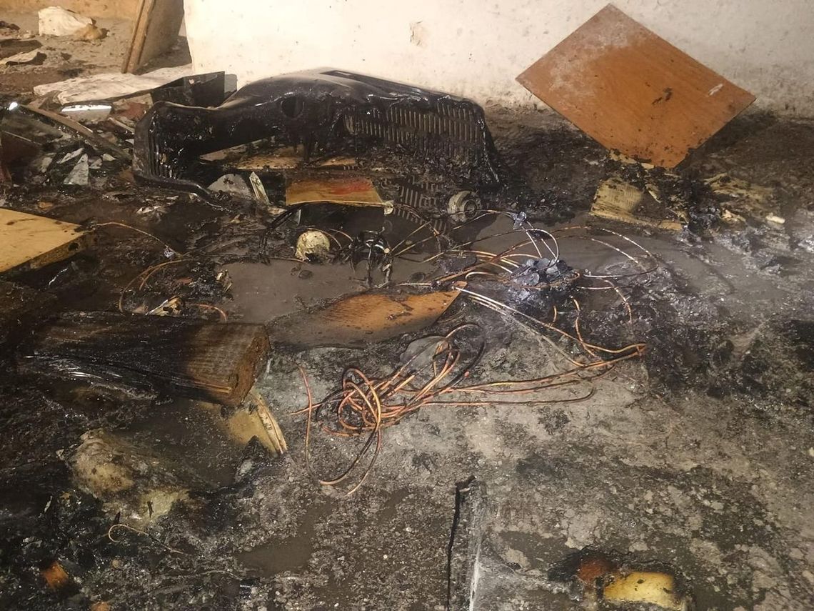 Kazimierscy policjanci uratowali włamywacza z płonącego młyna w Bochotnicy