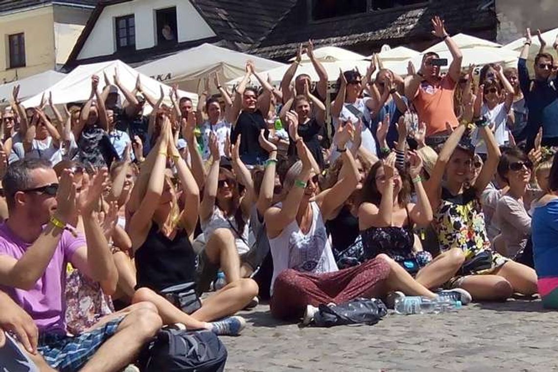 Kazimierz Dolny: Bicie rekordu w zbiorowym głośnym śmiechu (wideo) Kazimierz Dolny: Bicie rekordu w zbiorowym głośnym śmiechu (wideo)