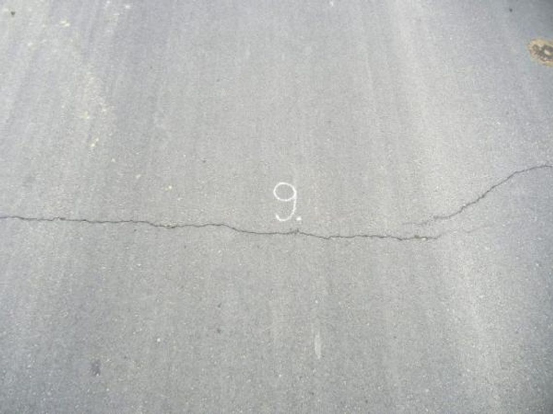 Kazimierz Dolny: Droga gminna, a pęka jak autostrada