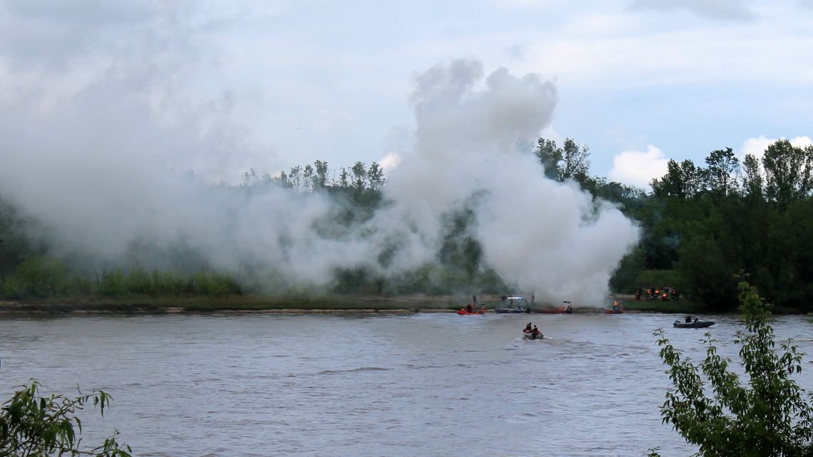 Kazimierz Dolny: Eksplozje na wyspie i pękające wały nad Wisłą [zdjęcia]