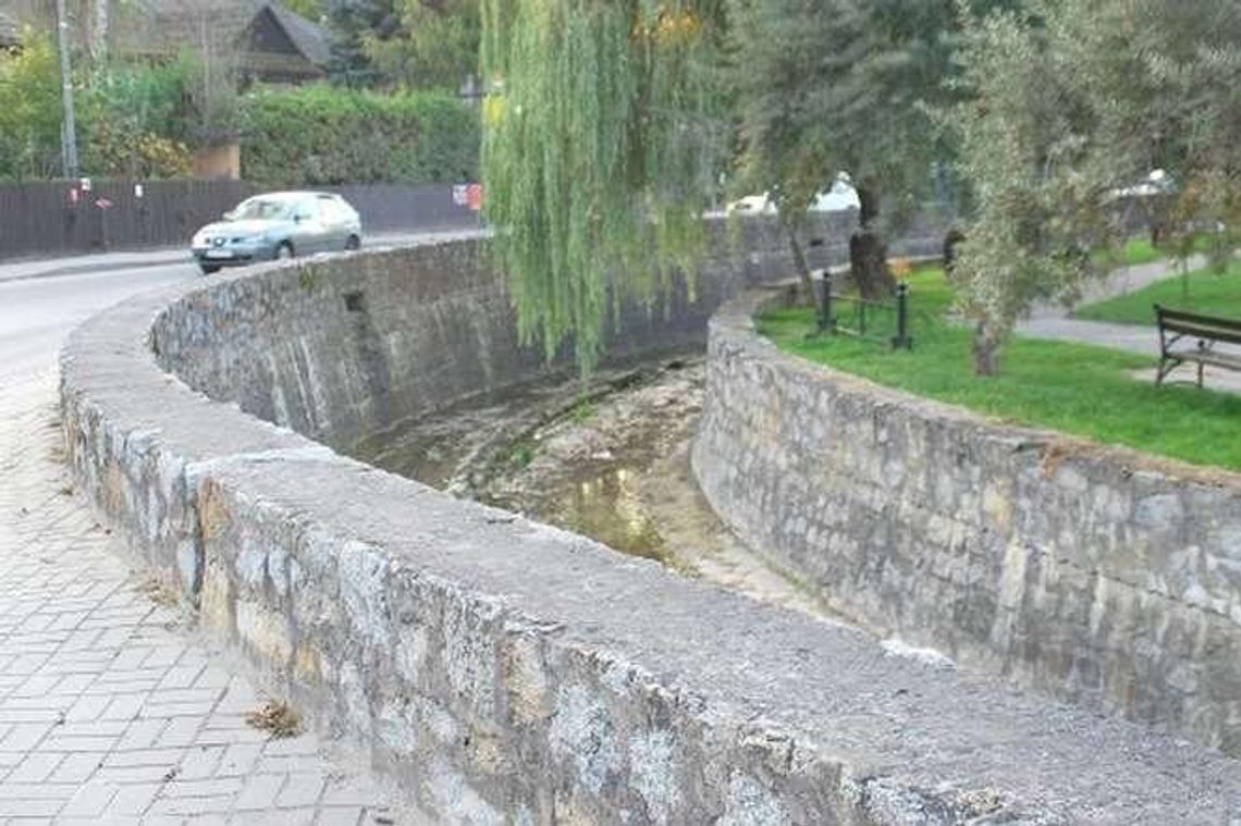 Kazimierz Dolny: Mieszkańcy nie chcą podniesienia murów na Grodarzu. "Będziemy protestować" Kazimierz Dolny: Mieszkańcy nie chcą podniesienia murów na Grodarzu. "Będziemy protestować"