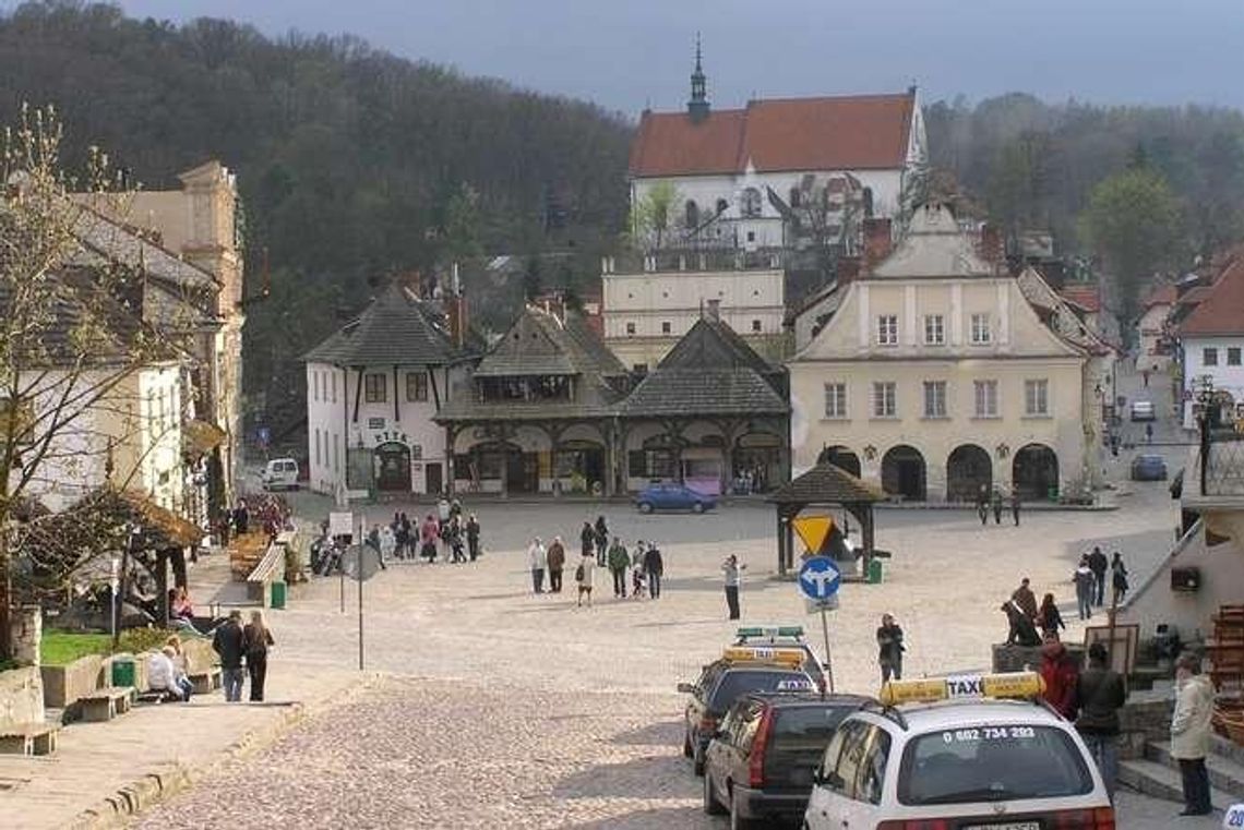 Kazimierz Dolny: Na co wydać pieniądze - warsztaty czy chodniki?