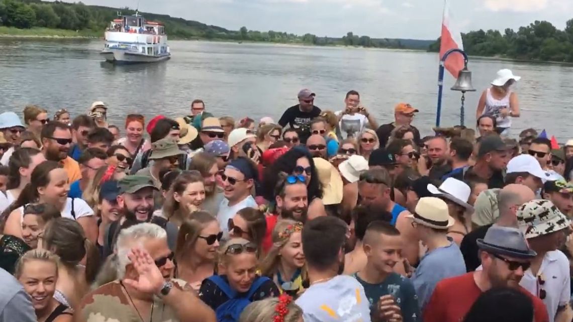 Kazimierz Dolny: Pasażerowie rozbujali prom, bo utknął na mieliźnie [wideo]