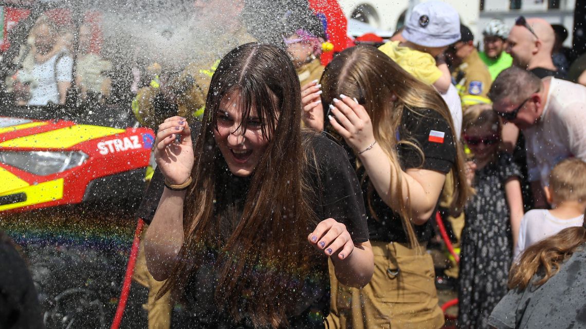 Kazimierz Dolny pod wodą! Strażacki śmigus-dyngus przyciągnął tłumy