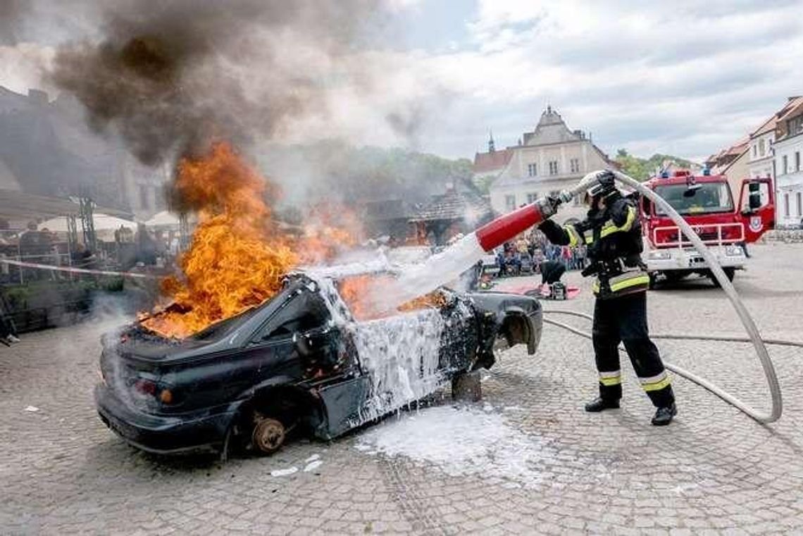 Kazimierz Dolny: Strażacy prezentowali swoje umiejętności (zdjęcia) Kazimierz Dolny: Strażacy prezentowali swoje umiejętności (zdjęcia)