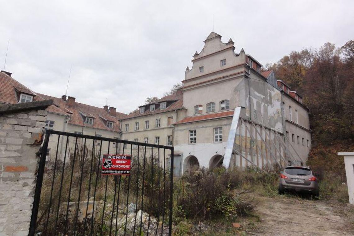 Kazimierz Dolny: Teraz burzą, później zbudują nową szkołę