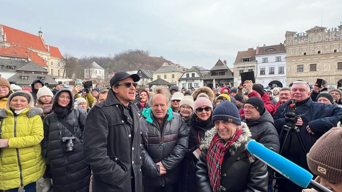 Kazimierz uczci pamięć Romualda Lipki. Wspólne śpiewanie na Rynku Rynek w Kazimierzu, rocznica śmierci Lipko