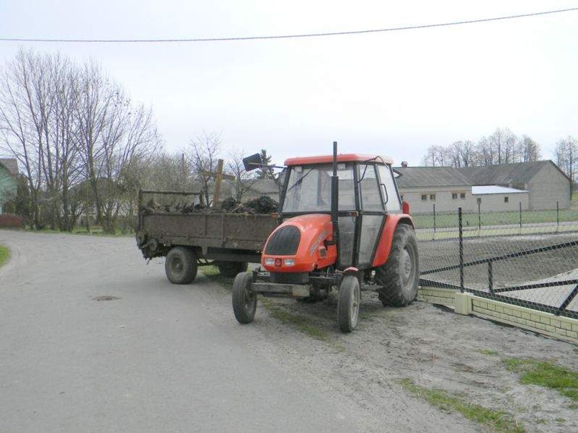 Kępki (pow. radzyński) Pijany traktorzysta z gnojem wjechał w ogrodzenie i zasnął