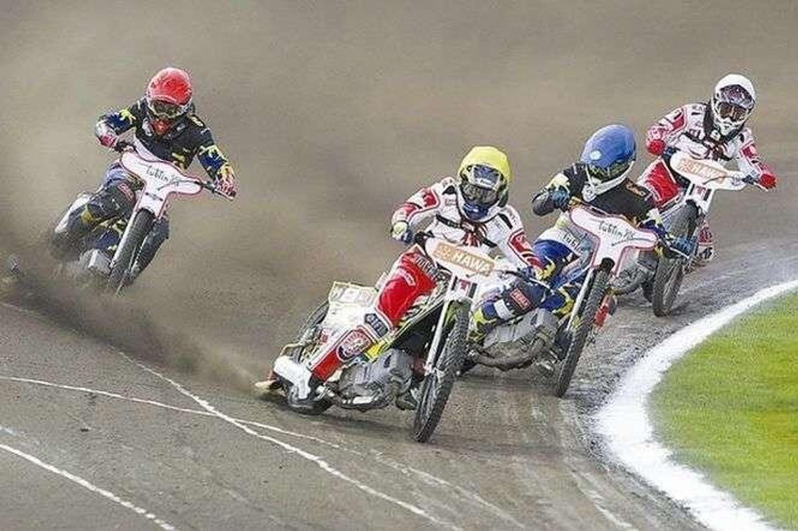 Kibic musi się mocno nagimnastykować, żeby obejrzeć wszystkie ważne wydarzenia