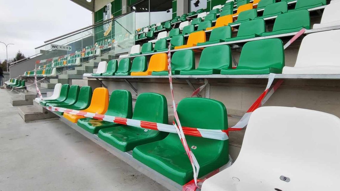 Kibice chcą oglądać mecze, ale miejsca na trybunie są zaklejone taśmą 