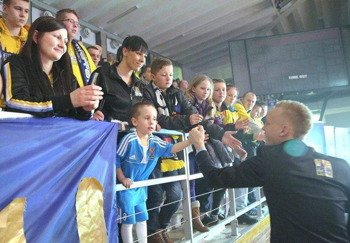 Kibice czekają na blask wielkiego Motoru (ZDJĘCIA)