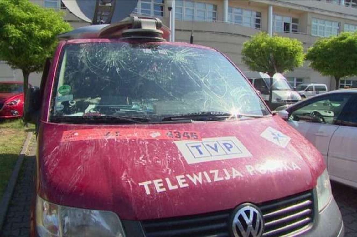 Kibice Lecha Poznań zniszczyli wóz transmisyjny TVP. Zatrzymano 59 osób (wideo)