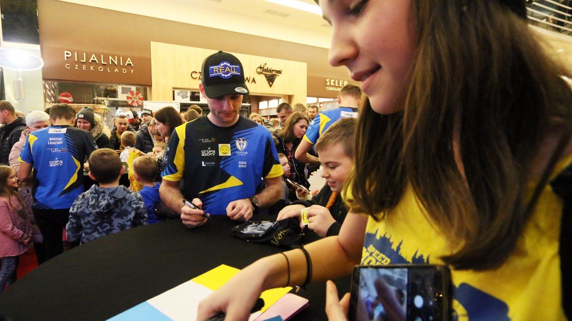 Kibice lubelskiego żużla zebrali górę słodyczy i zabawek dla podopiecznych domów dziecka Kibice lubelskiego żużla zebrali górę słodyczy i zabawek dla podopiecznych domów dziecka