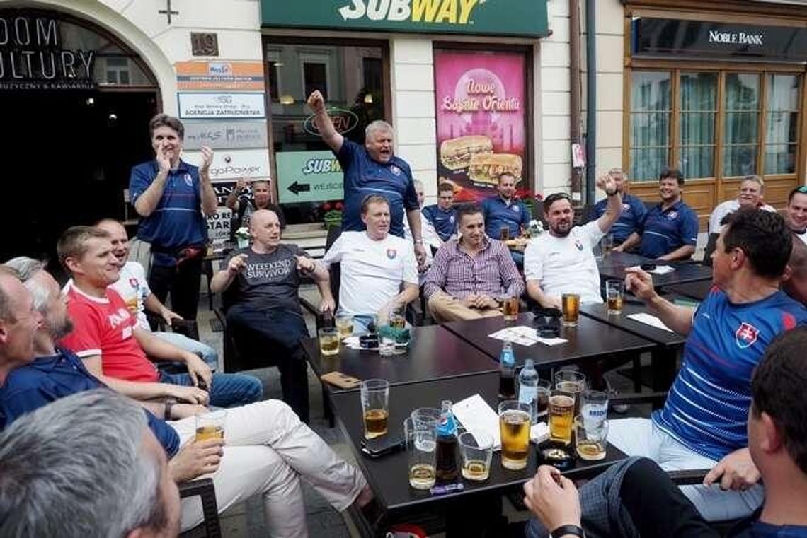 Kibice Polski i Słowacji przed meczem w Lublinie. Chwalą miasto i... polskie trunki Kibice Polski i Słowacji przed meczem w Lublinie. Chwalą miasto i... polskie trunki