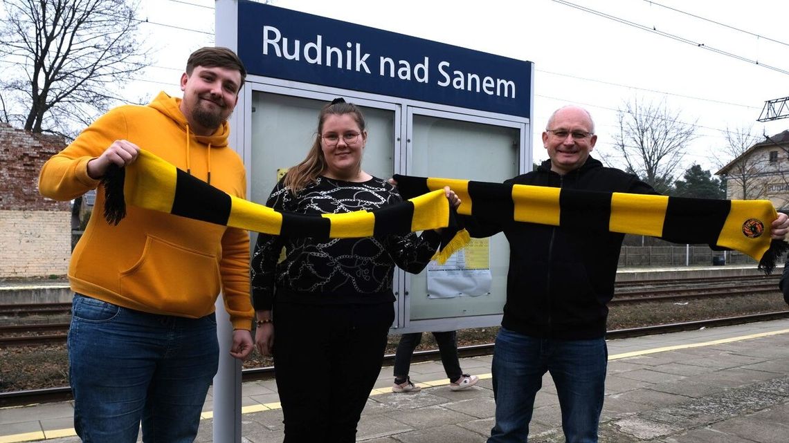 Kibice utknęli w pociągu. Czy zdążą na mecz?