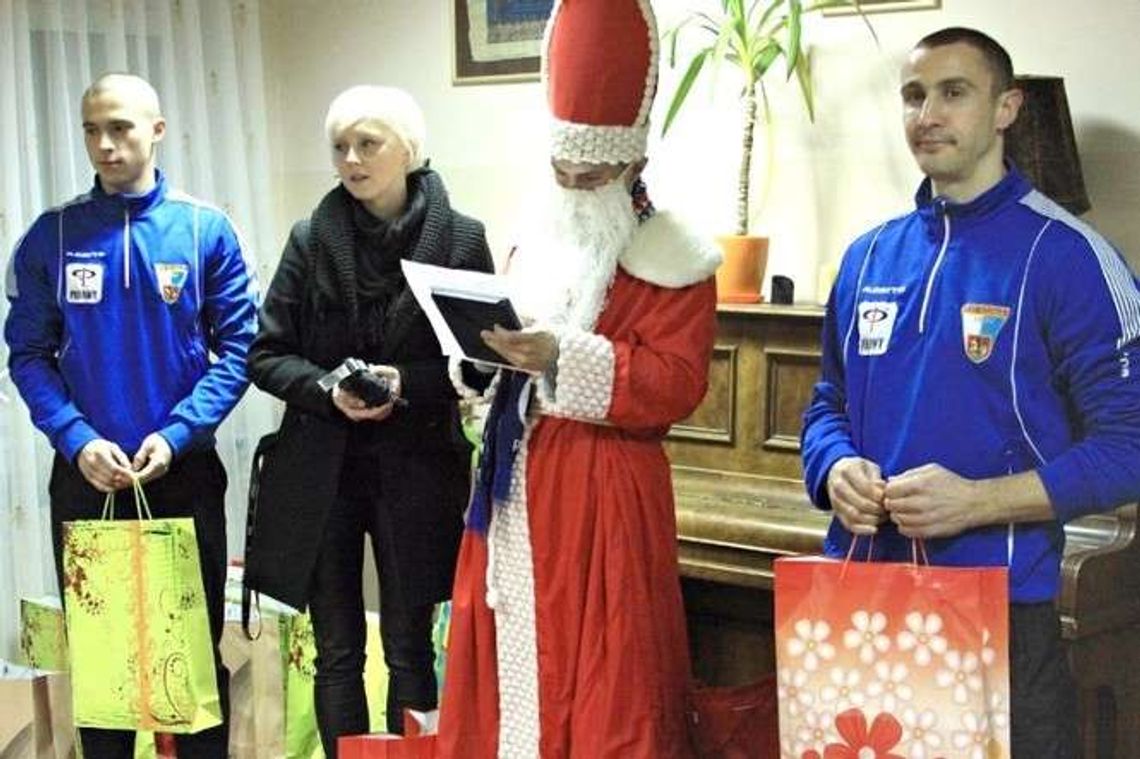 Kibice Wisły Puławy z prezentami dla dzieci