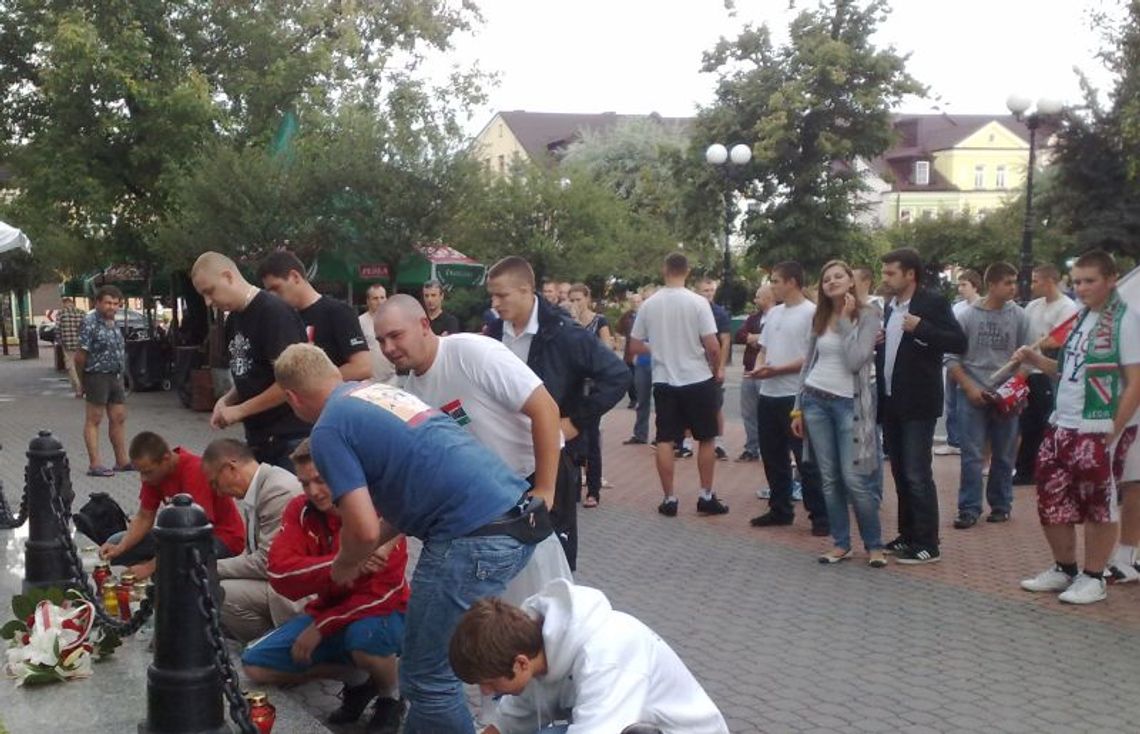 Kibice z posłem oddali hołd ofiarom i bohaterom