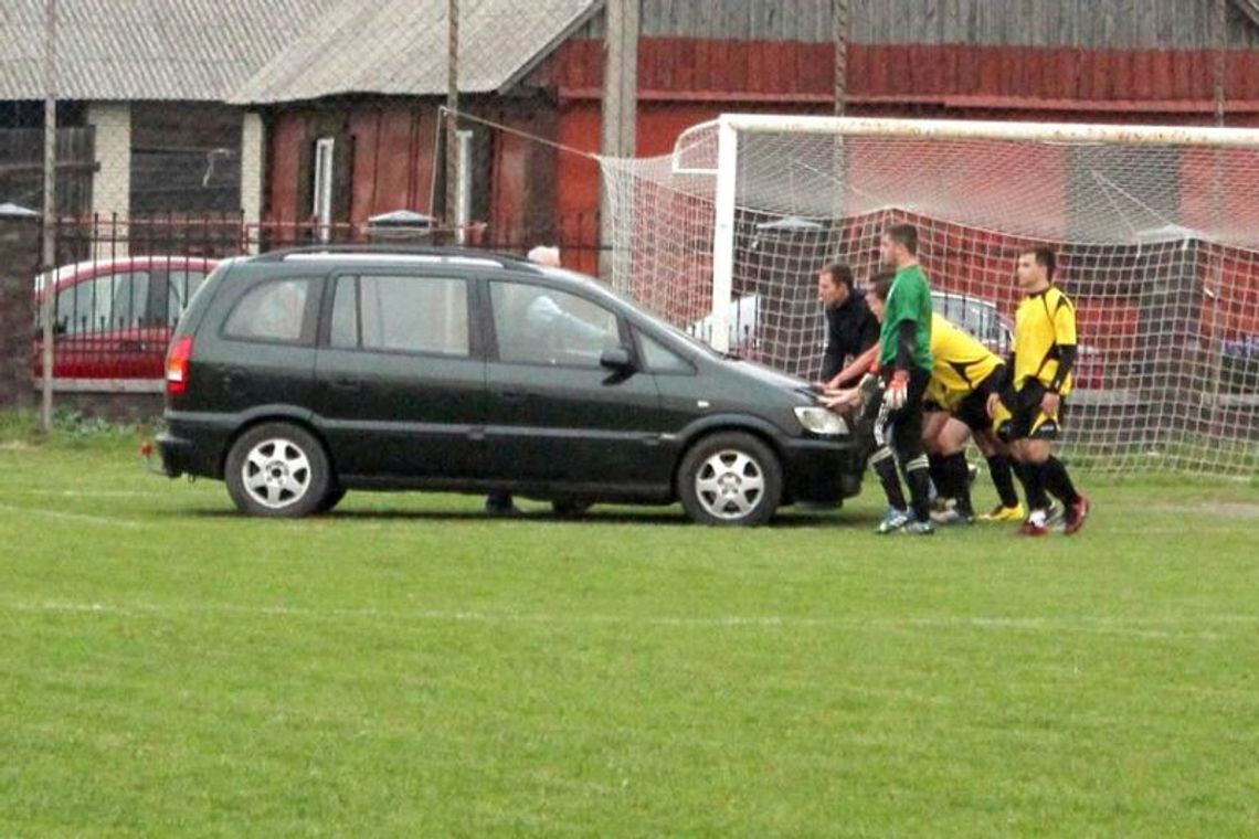 Kibice zajęli miejsca parkingowe, ojciec pana młodego zaparkował w bramce Kibice zajęli miejsca parkingowe, ojciec pana młodego zaparkował w bramce