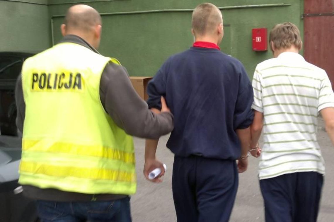 Kibole zaatakowali policjantów. Mają zarzuty