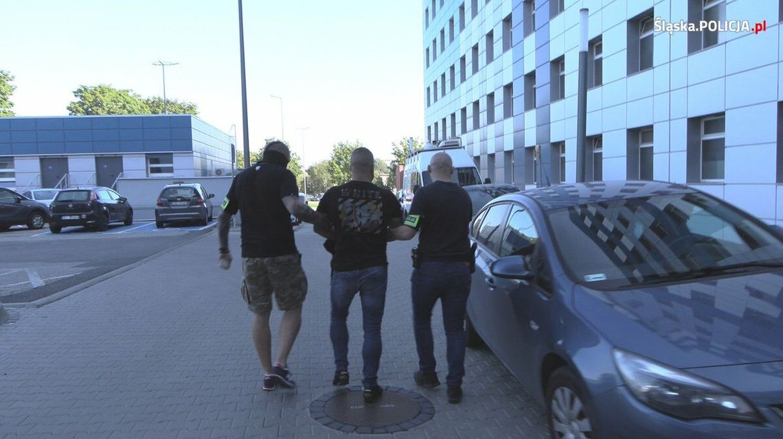 Kibole ze Śląska kręcili w śmieciach. Funkcjonariusze z Białej pomogli ich wsadzić za kraty