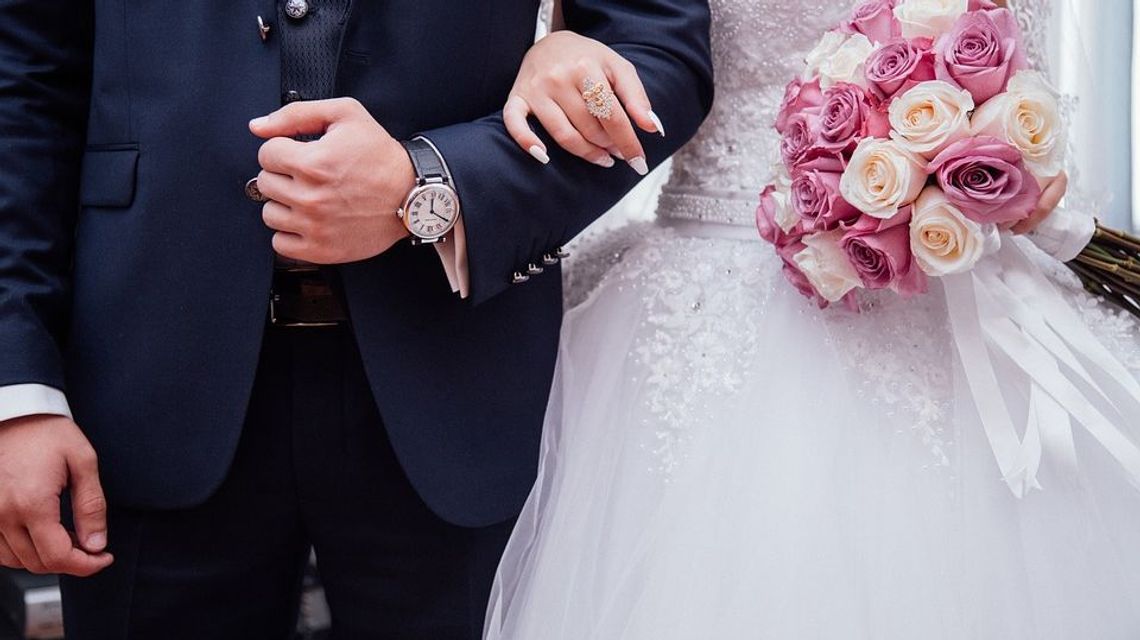 Kiedy ludzie żenią się najchętniej? Kiedy rodzi się najwięcej dzieci? Naukowiec to sprawdził