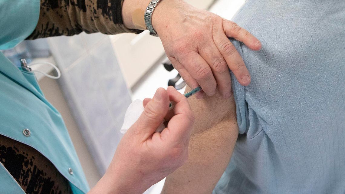 Kiedy można przyjąć drugą dawkę szczepionki przeciw COVID-19? Ministerstwo Zdrowia odpowiada