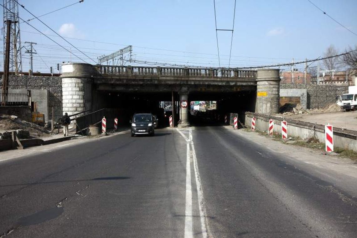 Kiedy skończą remont wiaduktu nad ul. Kunickiego? Do zrobienia jeszcze dużo Kiedy skończą remont wiaduktu nad ul. Kunickiego? Do zrobienia jeszcze dużo