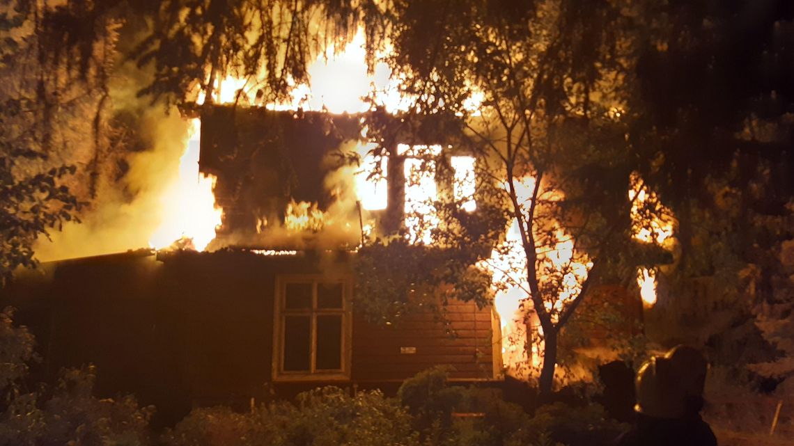Kiedy strażacy dotarli na miejsce, ogień zajął już budynek. Całą noc walczyli z żywiołem