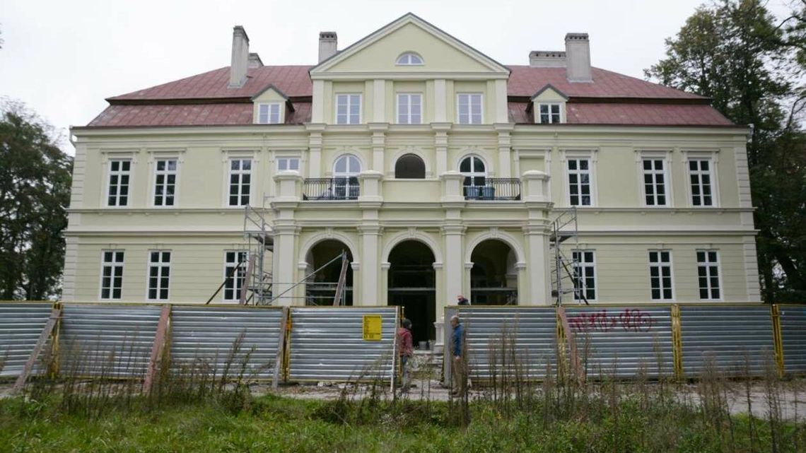 Kiedyś sprzedali pałac, a teraz znowu odkupili. "Stopień dewastacji jest ogromny" Kiedyś sprzedali pałac, a teraz znowu odkupili. "Stopień dewastacji jest ogromny"