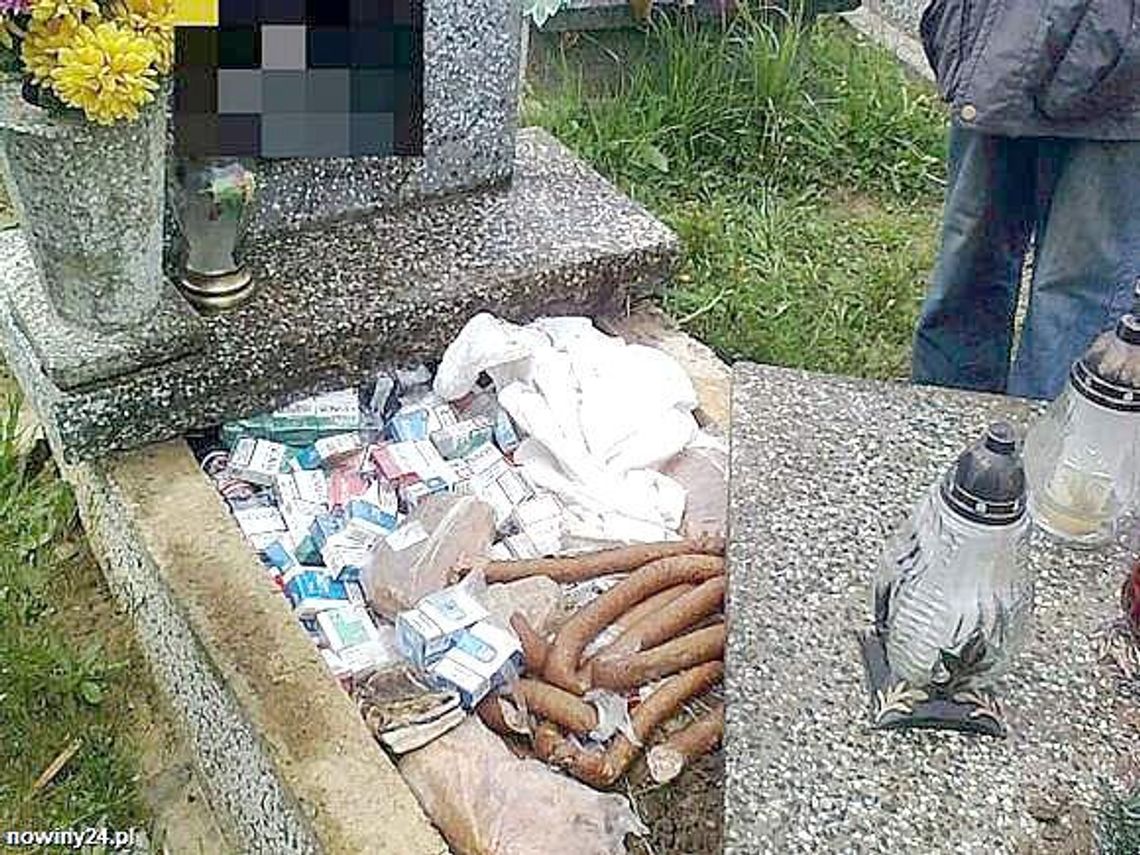 Kiełbasa ukryta w grobowcu,  czyli z czego śmieją się policjanci