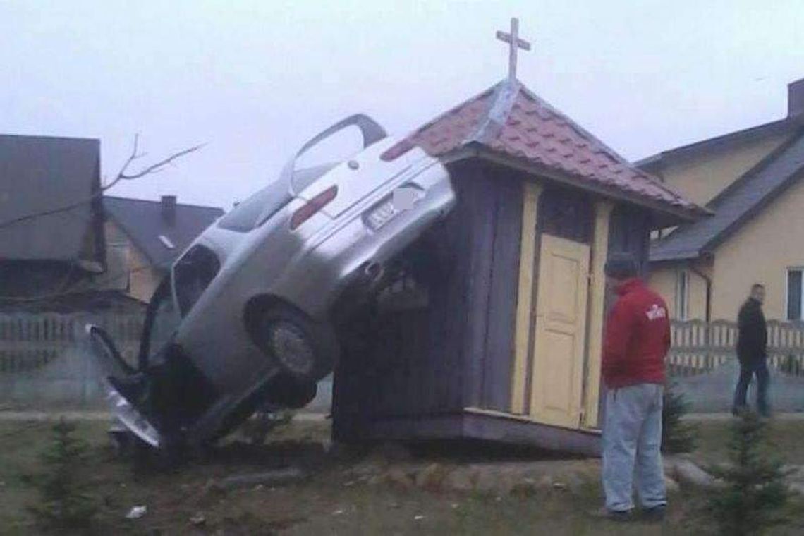 Kierowca Alfa Romeo staranował kapliczkę Kierowca Alfa Romeo staranował kapliczkę