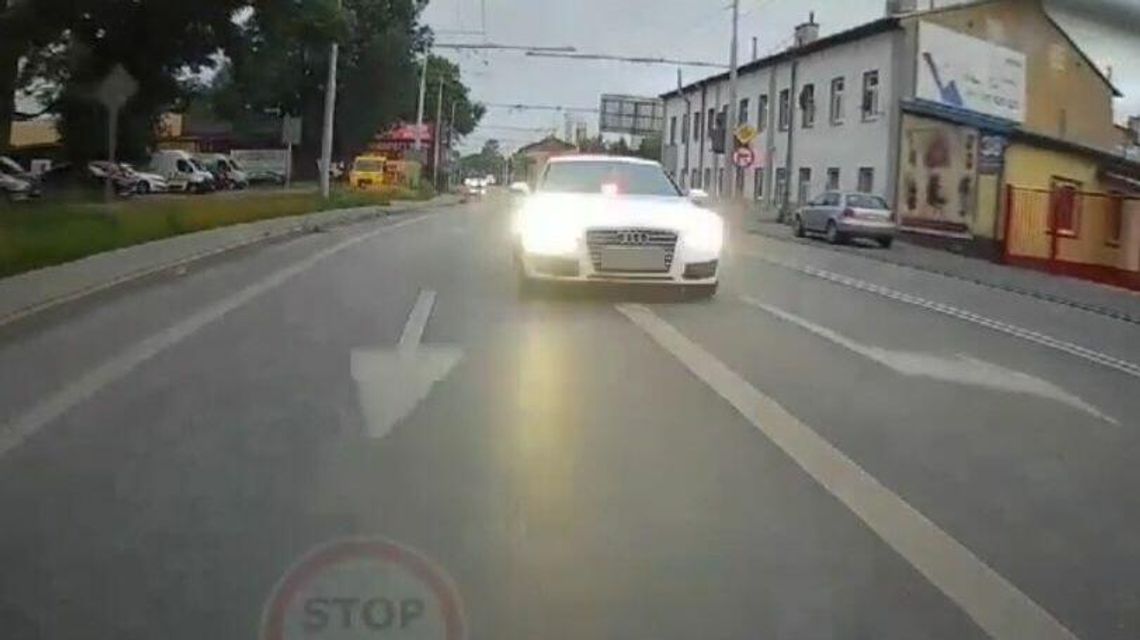 Kierowca audi bawił się w policjanta. Zmuszał innych do zjechania z drogi