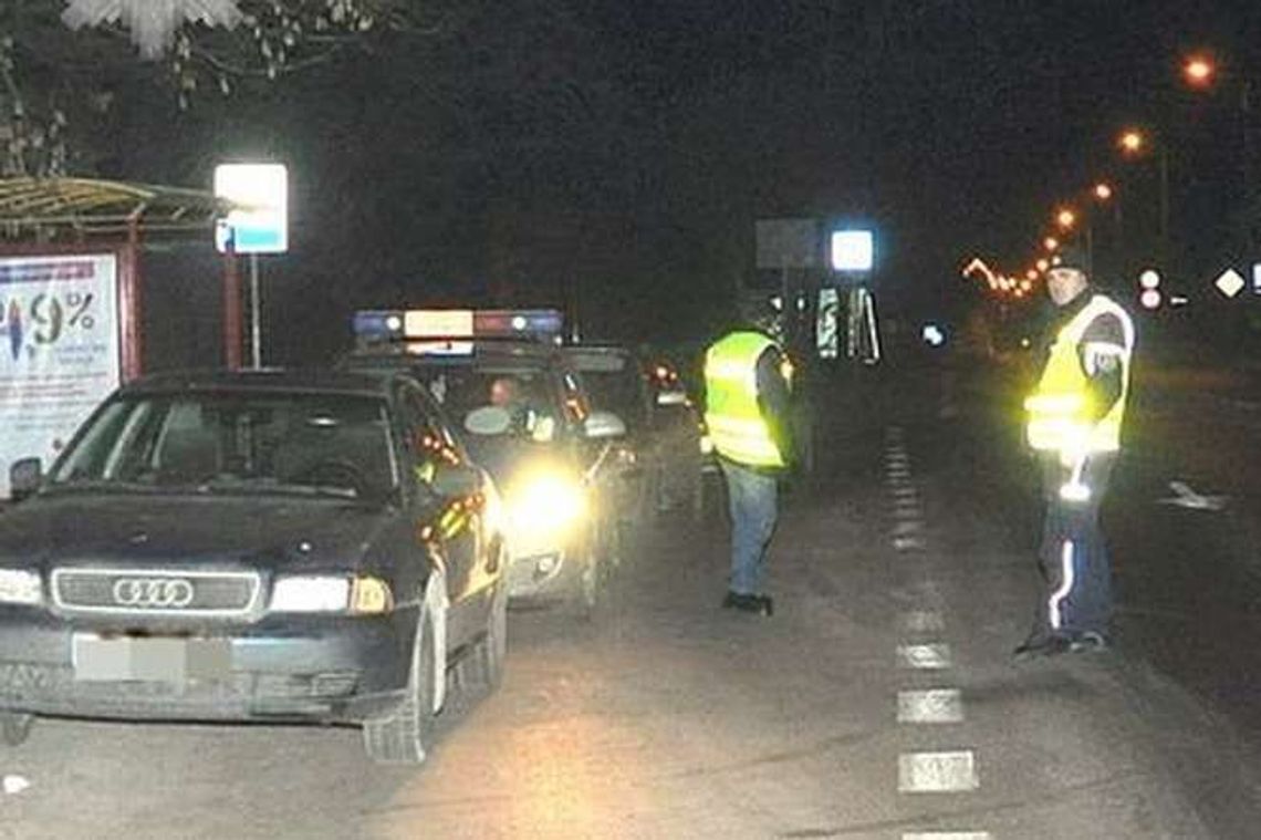 Kierowca audi chciał uniknąć kontroli drogowej. Uciekł do lasu