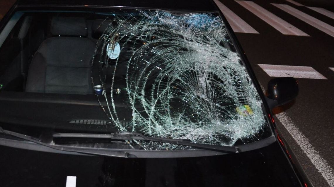 Kierowca audi nie zauważył pieszego na przejściu. Stracił prawo jazdy Kierowca audi nie zauważył pieszego na przejściu. Stracił prawo jazdy