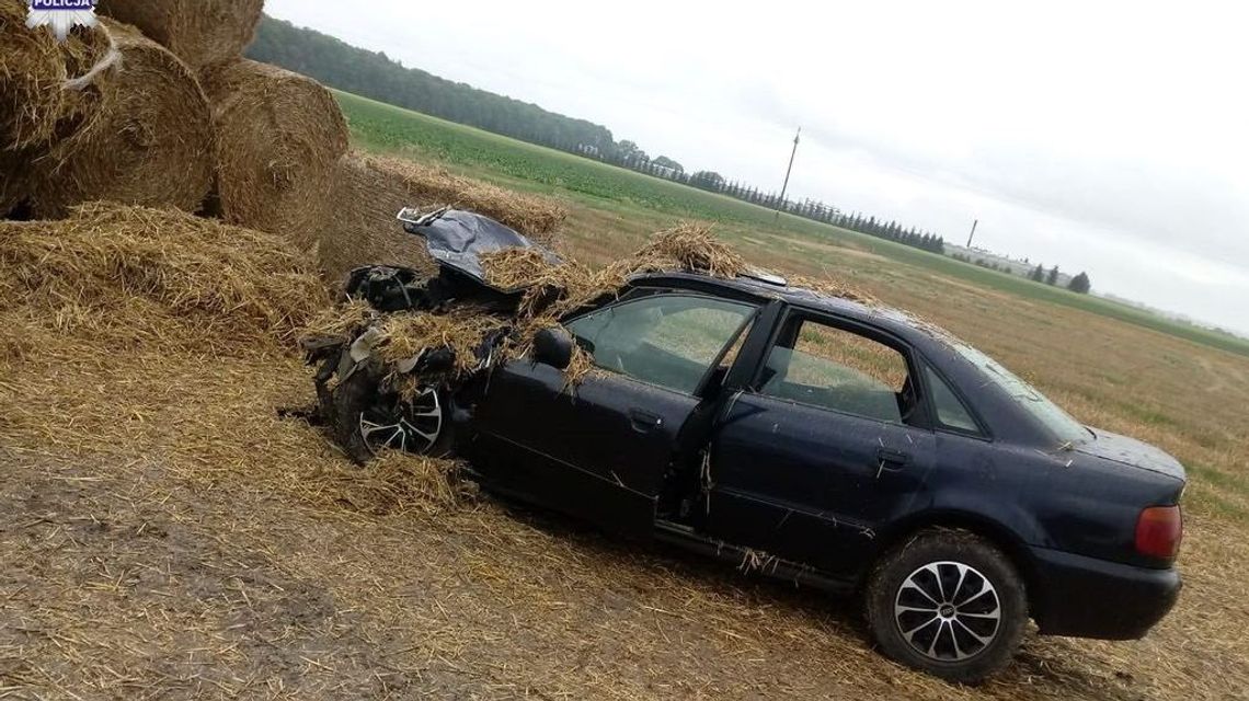 Kierowca audi zderzył się ze słomą na polu, trafił do szpitala