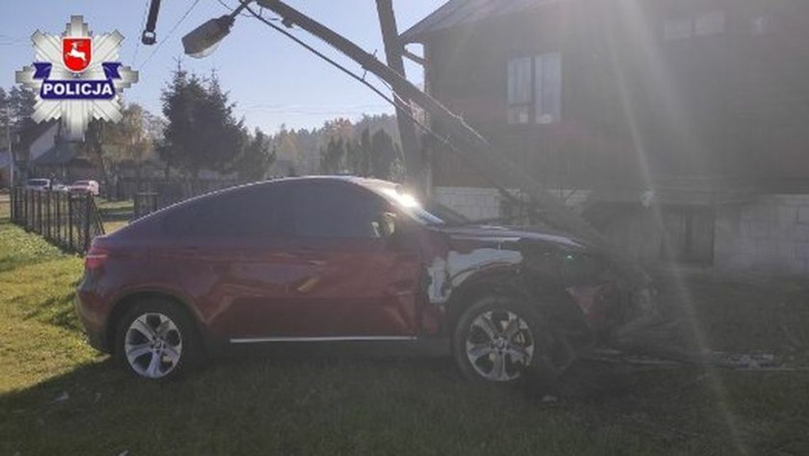 Kierowca bmw najpierw uderzył w renaulta, później skosił latarnię Kierowca bmw najpierw uderzył w renaulta, później skosił latarnię