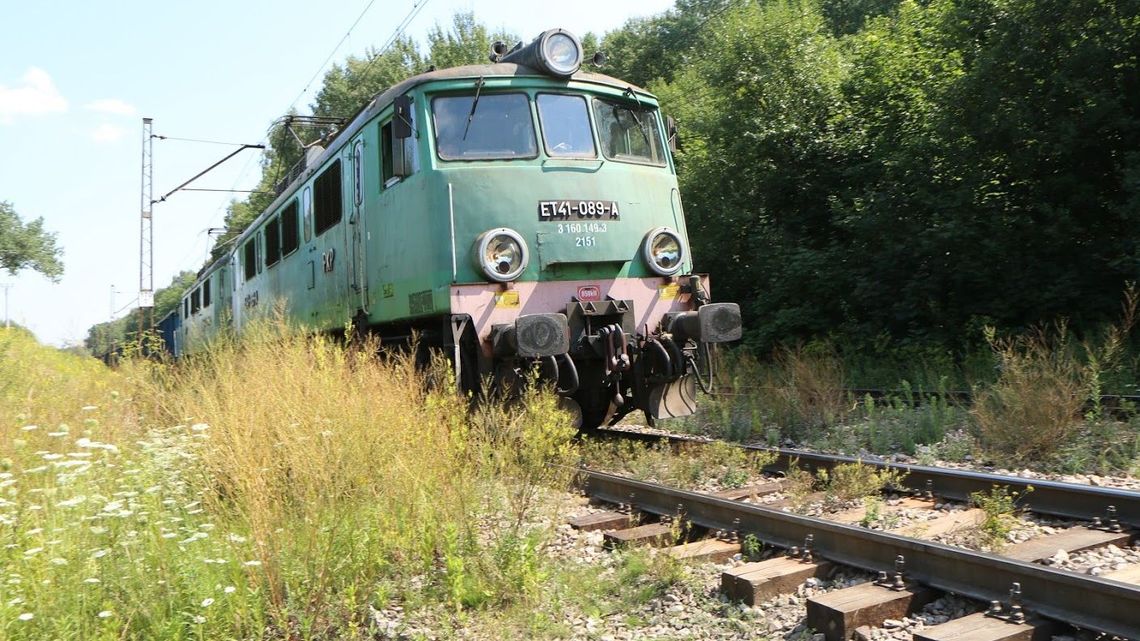 Kierowca BMW przejechał tuż przed pociągiem. Wiózł dziecko Kierowca BMW przejechał tuż przed pociągiem. Wiózł dziecko