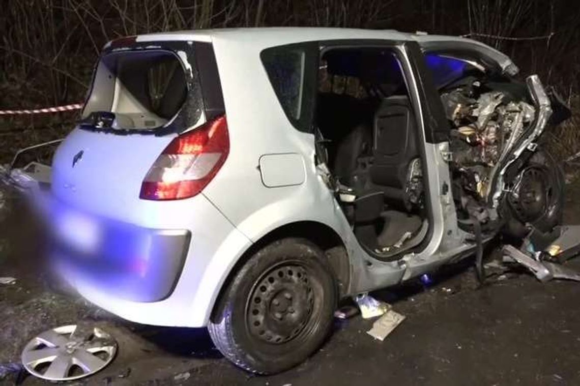 Kierowca bmw uderzył w renault. Zginęły cztery osoby