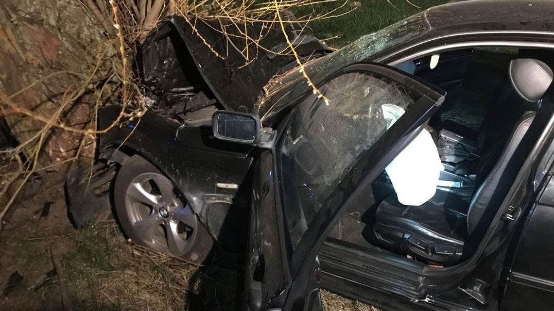 Kierowca BMW wjechał w drzewo
