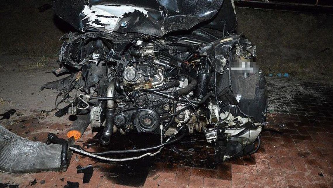 Kierowca BMW wjechał w lawetę i infinity. To, co zrobił chwilę po wypadku zszokowało policjantów [zdjęcia]