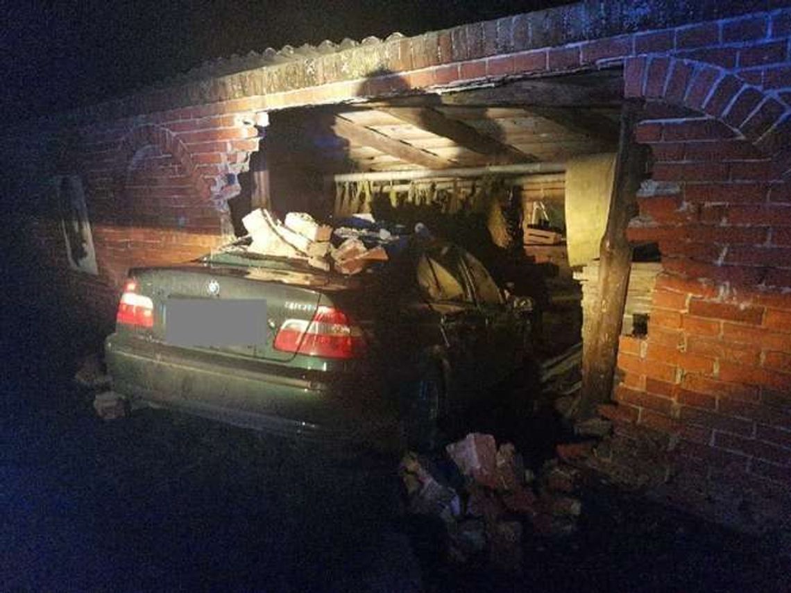 Kierowca BMW wjechał w mur przy pałacu w Jabłoniu Kierowca BMW wjechał w mur przy pałacu w Jabłoniu