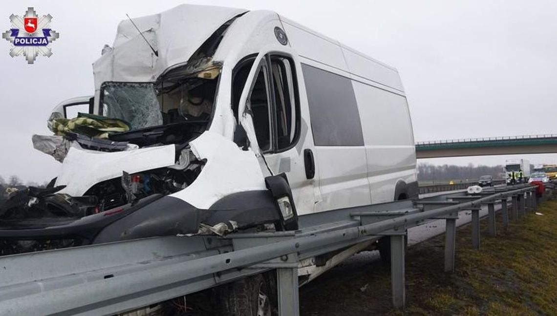 Kierowca busa miał zasnąć za kierownicą. Wjechał w barierkę i w inny samochód [zdjęcia]
